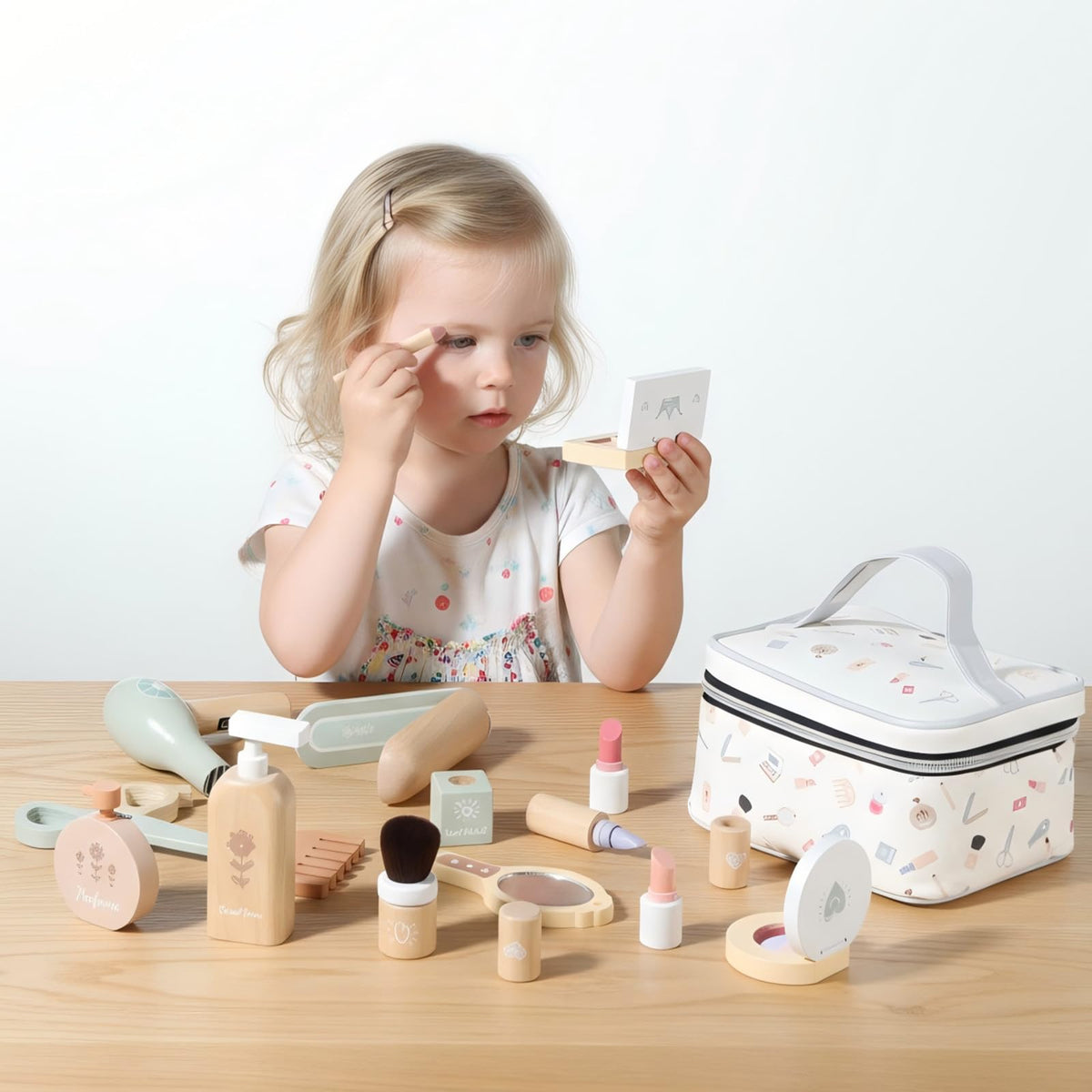 GAGAKU Wooden Makeup Toy Set for Toddlers 3-5 – 18-Piece Pretend Play Makeup Kit for Little Girls with Storage Bag, Realistic Lipstick & Mirror – Safe, Non-Toxic Dress-Up Gift for Age 3-6
